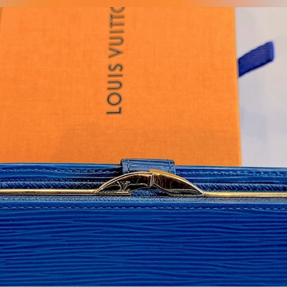 Louis Vuitton Blue Epi Luxury Women's Kiss-lock Wallet w/Box - Picture 4 of 9